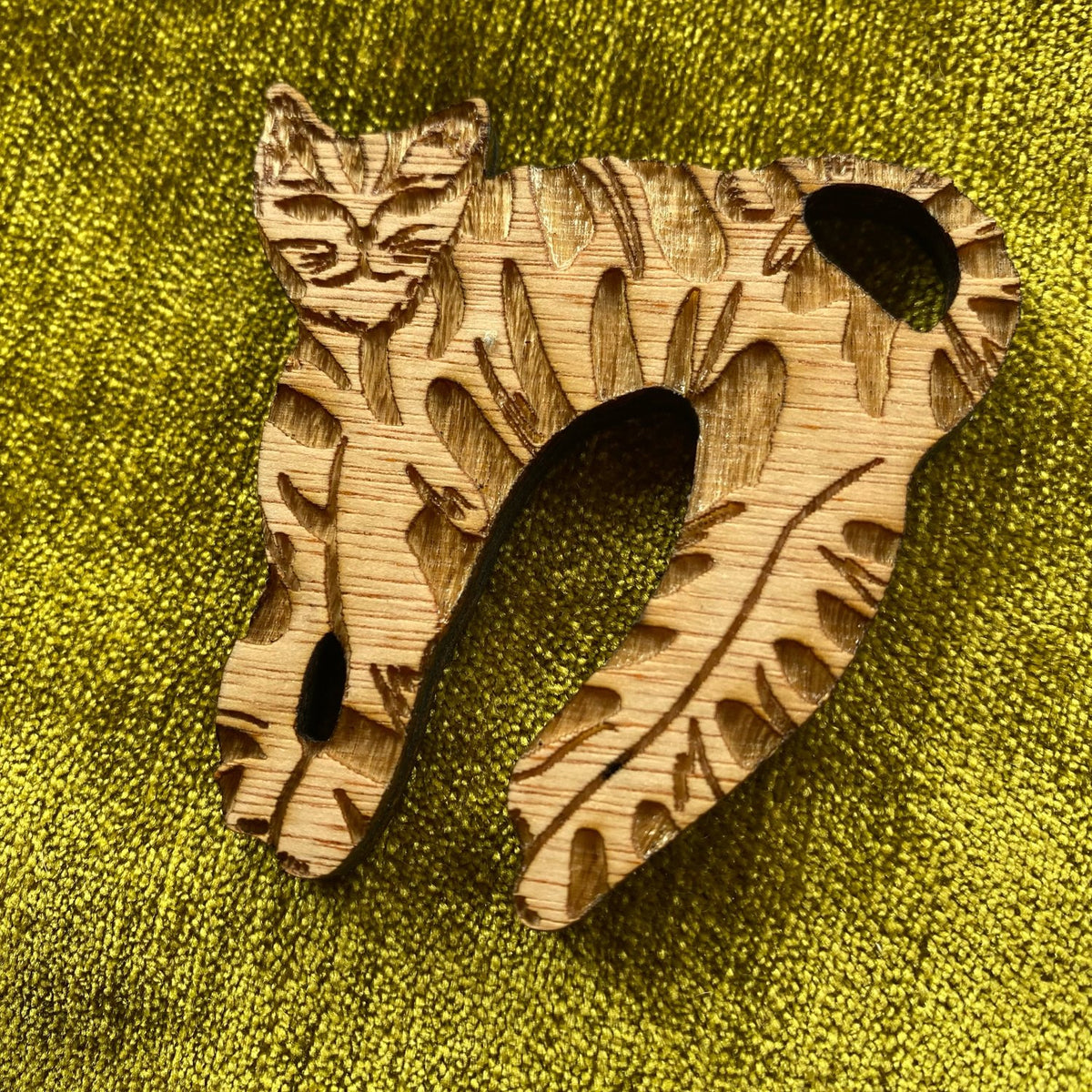 Cat brooch