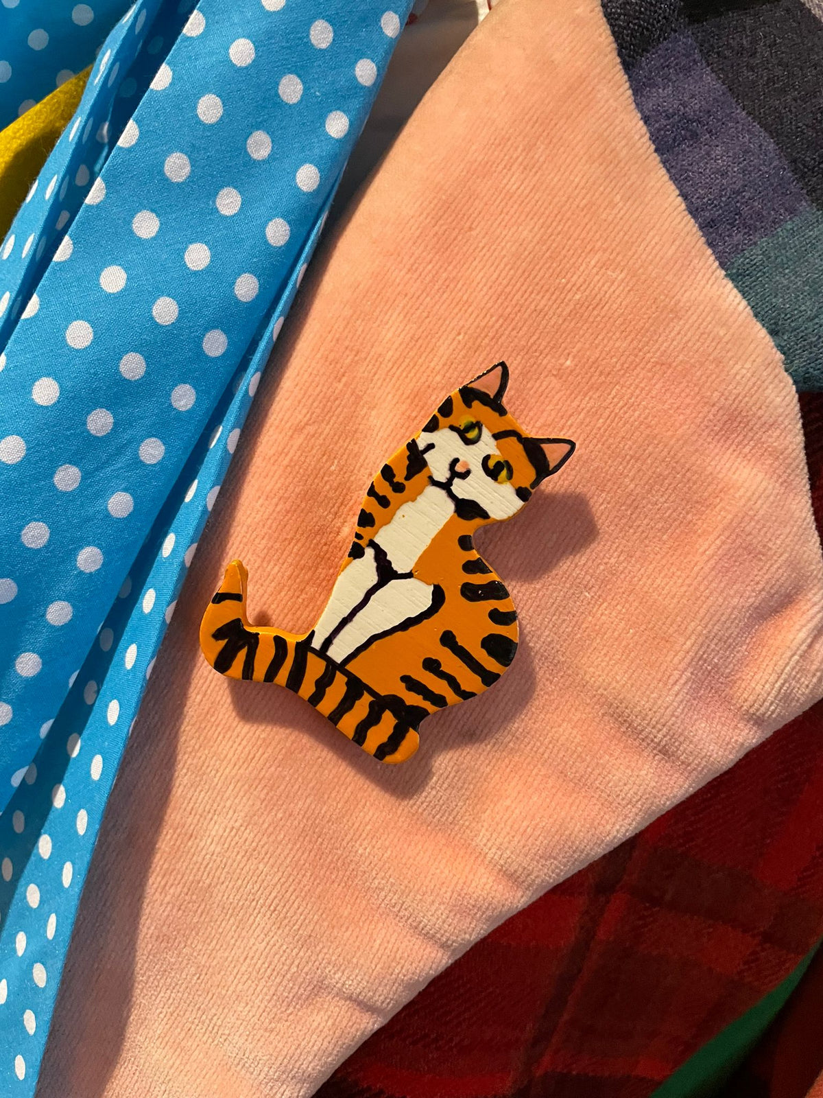 Vervoid cat brooch