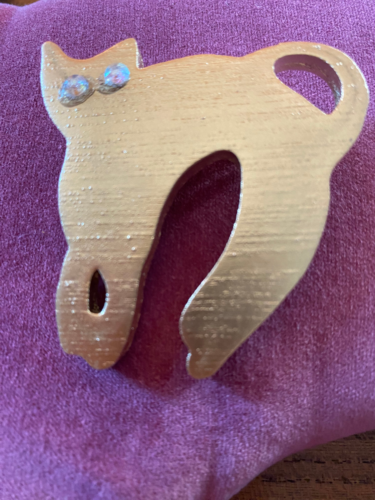 Cat brooch